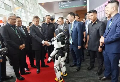 The See Hua Daily News reported: Malaysian Sarawak Premier Datuk Patinggi Tan Sri Abang Johari Tun Openg visited the booth and enthusiastically interacted with AgiBot X2 (PRNewsfoto/AgiBot Innovation (Shanghai) Technology Co.,Ltd.)