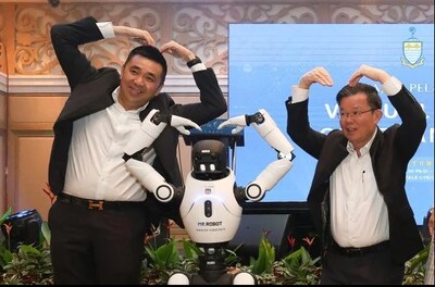 Government and Urban-Rural Planning Committee Chairman Fang Meilang （left）and Chief Minister Chow Kon Yeow （right）of Penang, Malaysia, humorously interacted with humanoid robots from AgiBot at the Penang City Hall.‌ (PRNewsfoto/AgiBot Innovation (Shanghai) Technology Co.,Ltd.)