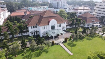 Con una capacidad de producción que supera los 3.500 millones de dosis al año y vacunas precalificadas por la OMS suministradas a más de 150 naciones, Bio Farma continúa encarnando el papel de Indonesia como Centro de Excelencia regional para la investigación, el desarrollo y la distribución de vacunas. (PRNewsfoto/Bio Farma) Con una capacidad de producción que supera los 3.500 millones de dosis al año y vacunas precalificadas por la OMS suministradas a más de 150 naciones, Bio Farma continúa encarnando el papel de Indonesia como Centro de Excelencia regional para la investigación, el desarrollo y la distribución de vacunas. (PRNewsfoto/Bio Farma)