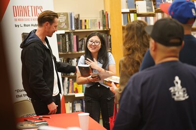 Jason Dohring and a fan at the Barnes & Noble Fullerton event.