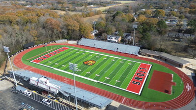 Pivot features a dense, grass-like surface with 200% more individual fibers than competitive systems, supported by a proprietary blend of TenCate’s proven Extended Play (XP) yarns and newly developed fiber technology.
Photo: Pivot multi-purpose field at Searcy High School in Searcy, Arkansas Pivot features a dense, grass-like surface with 200% more individual fibers than competitive systems, supported by a proprietary blend of TenCate’s proven Extended Play (XP) yarns and newly developed fiber technology.
Photo: Pivot multi-purpose field at Searcy High School in Searcy, Arkansas