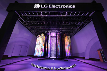 LG STUNS GLOBAL LEADERS AT APEC 2025 WITH A GRAND MEDIA CHANDELIER MADE OF TRANSPARENT OLED TVS (PRNewsfoto/LG Electronics)