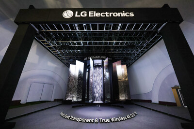 LG STUNS GLOBAL LEADERS AT APEC 2025 WITH A GRAND MEDIA CHANDELIER MADE OF TRANSPARENT OLED TVS (PRNewsfoto/LG Electronics) LG STUNS GLOBAL LEADERS AT APEC 2025 WITH A GRAND MEDIA CHANDELIER MADE OF TRANSPARENT OLED TVS (PRNewsfoto/LG Electronics)