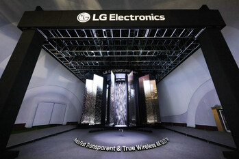 LG STUNS GLOBAL LEADERS AT APEC 2025 WITH A GRAND MEDIA CHANDELIER MADE OF TRANSPARENT OLED TVS (PRNewsfoto/LG Electronics)