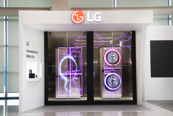 LG STUNS GLOBAL LEADERS AT APEC 2025 WITH A GRAND MEDIA CHANDELIER MADE OF TRANSPARENT OLED TVS (PRNewsfoto/LG Electronics)