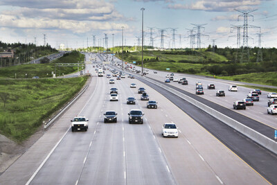 Cars driving on Highway 407 ETR (CNW Group/407 ETR Concession Company Limited)