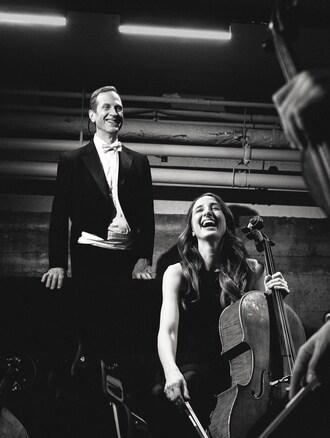 Le violoncelle solo de l&#39;OSM Brian Manker et la violoncelle de section Genevi&#232;ve Guimond  &#169; Sacha Cohen - TUX Cie cr&#233;ative (Groupe CNW/Orchestre Symphonique de Montr&#233;al)