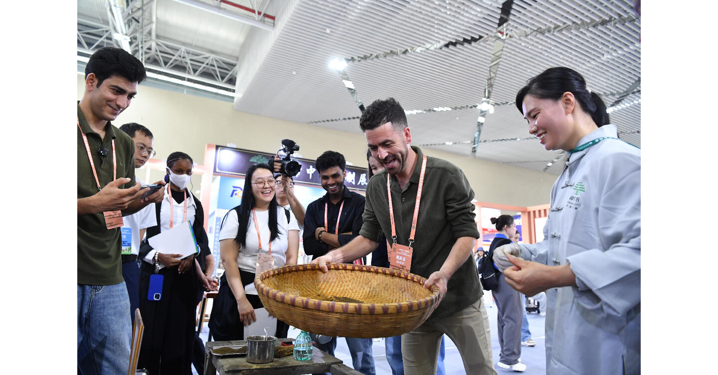 Xinhua Silk Road: Innovaci&oacute;n y tradici&oacute;n se integran en la feria de MTC en Zhangshu (China)