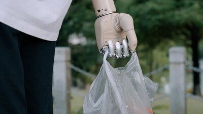 The BrainCo bionic hand enables users to carry objects with ease. The BrainCo bionic hand enables users to carry objects with ease.