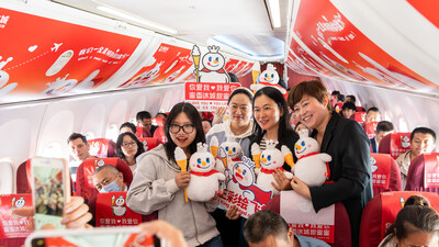 MIXUE Snow King-themed painted airplane first flight event MIXUE Snow King-themed painted airplane first flight event