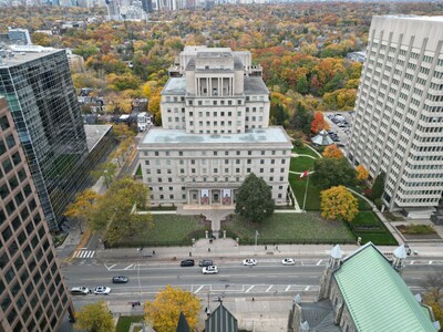 Aerial shot of Manulife’s global headquarters in Toronto with flags displayed on the front lawn. (File photo). (CNW Group/Manulife Financial Corporation)