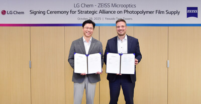 At LG Chem's Yeouido Twin Towers, Ko Kyung-deok, Vice President and Head of Electronics Materials Business Unit at LG Chem (left), and Stephan Höfer, Senior Vice President and Head of Business Development and Marketing at ZEISS Microoptics (right) pose for a commemorative photo after signing a business cooperation agreement for photopolymer film. At LG Chem's Yeouido Twin Towers, Ko Kyung-deok, Vice President and Head of Electronics Materials Business Unit at LG Chem (left), and Stephan Höfer, Senior Vice President and Head of Business Development and Marketing at ZEISS Microoptics (right) pose for a commemorative photo after signing a business cooperation agreement for photopolymer film.