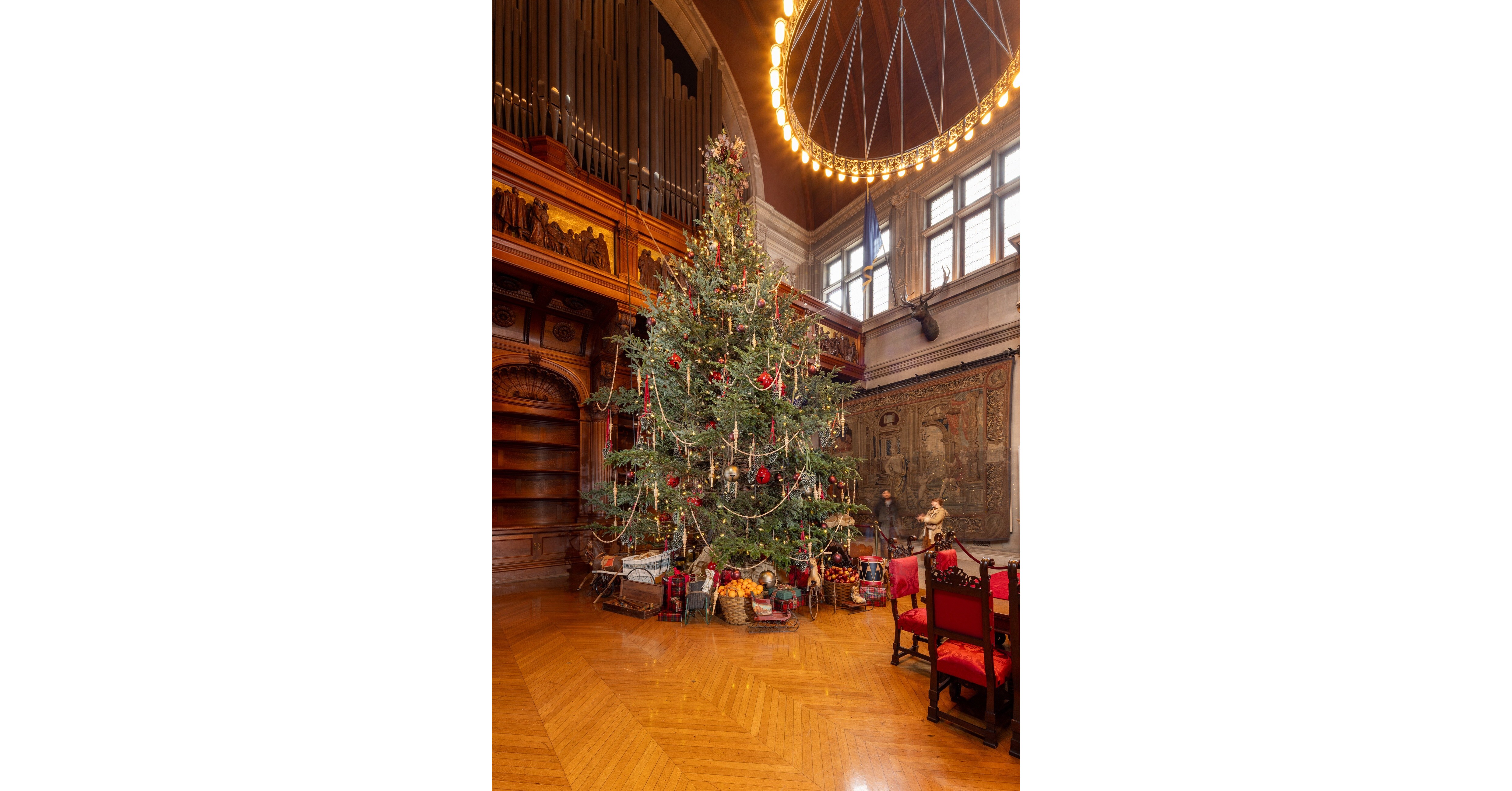 Christmas tree-raising kicks off Biltmores 130th holiday season