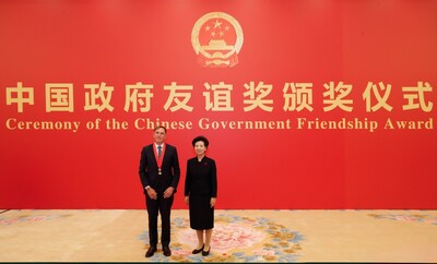 9月30日，国务委员谌贻琴女士为康菲中国总裁胡凯诚颁发中国政府友谊奖