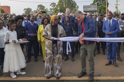 The Minister of Energy & Water, H.E. João Baptista Borges cuts the ribbon at the inauguration of the Catabola Electrification Project in the presence of the Governor of Bié Province, H.E. Celeste Elavoco David Adolfo and other local authorities. The Minister of Energy & Water, H.E. João Baptista Borges cuts the ribbon at the inauguration of the Catabola Electrification Project in the presence of the Governor of Bié Province, H.E. Celeste Elavoco David Adolfo and other local authorities.