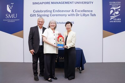 Professor Lily Kong presenting a token of appreciation to Dr Lillyn Teh during the Gift Signing Ceremony. They are pictured here with Dr Teh’s husband, Dr Foo Suan Tong. Professor Lily Kong presenting a token of appreciation to Dr Lillyn Teh during the Gift Signing Ceremony. They are pictured here with Dr Teh’s husband, Dr Foo Suan Tong.