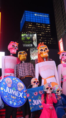 Catrinas de Jumex celebrando el Día de Muertos en Times Square (PRNewsfoto/Vilore Foods) Catrinas de Jumex celebrando el Día de Muertos en Times Square (PRNewsfoto/Vilore Foods)