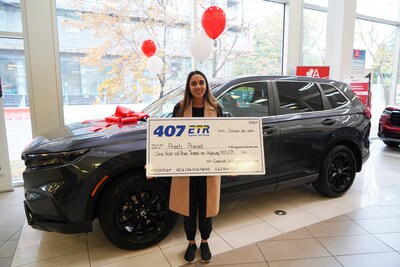 Celebrate 25! Upgrade Your Drive grand prize winner, Preeti from Oshawa with her 2025 Honda CR-V EX-L Hybrid. (CNW Group/407 ETR Concession Company Limited)