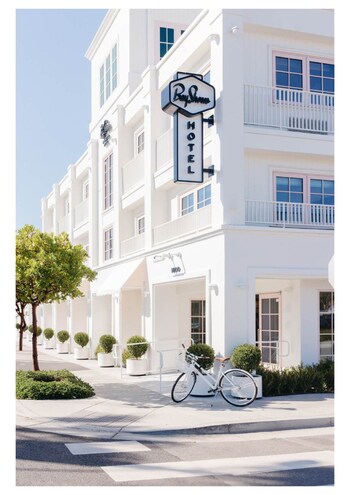 Bay Shores Peninsula Hotel