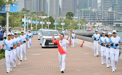 Feng Xingya carried the National Games Torch in the relay