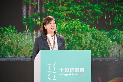 Ms. Teresa Yang, Council Member of Integral Institute and Vice Chairman of Esquel Group, delivers the opening remarks.