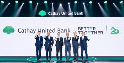 Cathay United Bank hosted its 20th anniversary appreciation banquets in both Ho Chi Minh City and Hanoi. Andrew Kuo, Chairman of Cathay United Bank (the third from the left), together with his team, expressed gratitude to clients and employees for their long-standing support and made the Bank’s commitment to deepening its presence in the Vietnamese market.(Cathay United Bank)