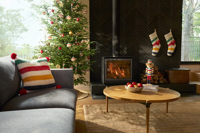 Canadian Tire dévoile sa capsule des Fêtes en édition limitée aux couleurs emblématiques de La Baie d’Hudson, disponible dès le 5 décembre 2025. (Groupe CNW/Société Canadian Tire Limitée)