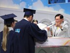 On the 2nd, at Cheongju Church, Chairman Man Hee Lee is presenting a certificate to the representative graduate.