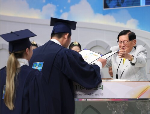 On the 2nd, at Cheongju Church, Chairman Man Hee Lee is presenting a certificate to the representative graduate.