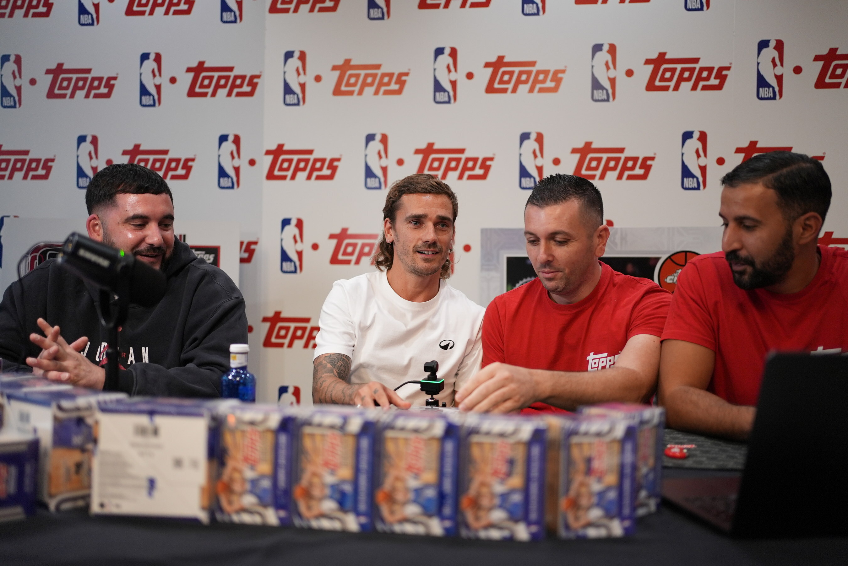 Antoine Griezmann touché par la collectionnite avec un unboxing exclusif de Topps NBA Basketball