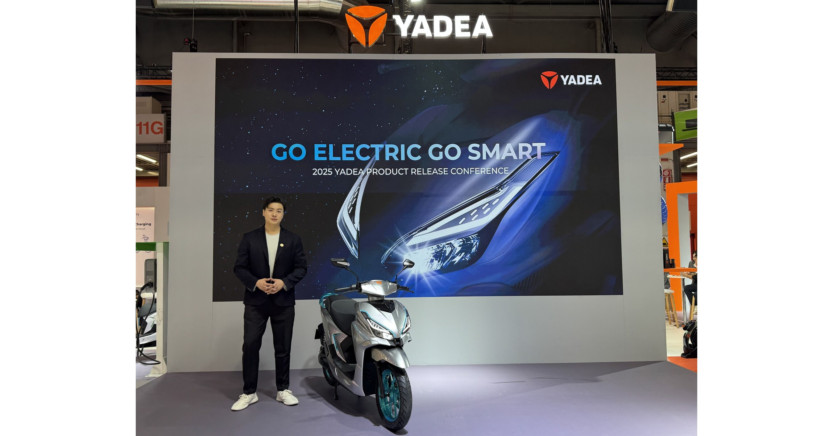 Společnost Yadea zaz&aacute;řila na veletrhu EICMA 2025 s nov&yacute;m modelem Yadea Velax a ekosyst&eacute;mem pro nab&iacute;jen&iacute; za v&scaron;ech sc&eacute;n&aacute;řů