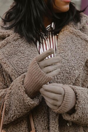 Caracol Catches Oprah's Eye with Its Signature Glove