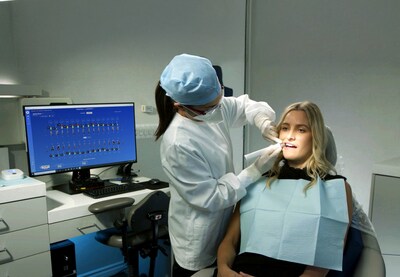 A clinician uses InnerView to measure internal mobility — subtle changes generally linked to cracks and failing restorations — providing quantifiable data in seconds.