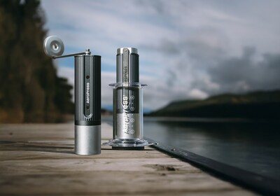 AeroPress amplía su línea de productos con el primer molinillo de café manual