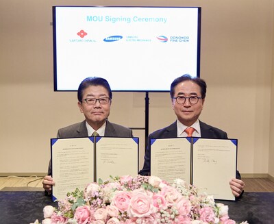 Sumitomo Chemical Chairman Keiichi Iwata (left) and Samsung Electro-Mechanics President Duckhyun Chang sign an MOU.