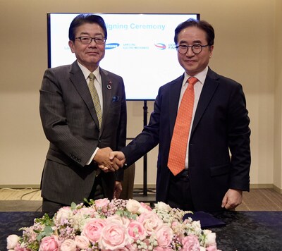Sumitomo Chemical Chairman Keiichi Iwata (left) and Samsung Electro-Mechanics President Duckhyun Chang pose for a commemorative photo.