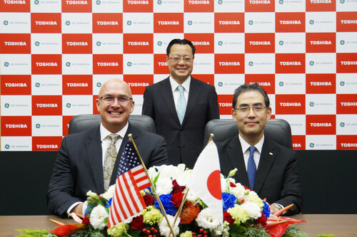The MoU signing ceremony, in Kawasaki, Japan. November 6, 2025: Front row from left: Mr. Jeremee Wetherby of GE Vernova, Mr. Kensuke Suzuki, Head of New Technology of Toshiba’s Power Systems Division; Back row: Mr. Shinichi Kihara of METI’s Director-General for Energy and Environmental Policy (PRNewsfoto/Toshiba Energy Systems Solutions Corporation)
