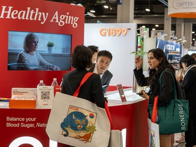 A KGC representative explains the standardized G1899 ingredients to attendees at SSG 2025.