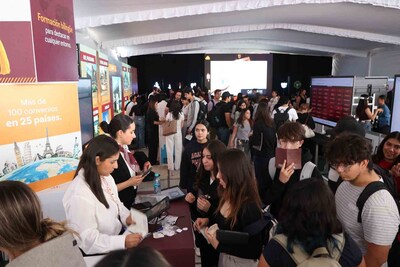 Alumnos recorriendo The Experience by UAG. Alumnos recorriendo The Experience by UAG.