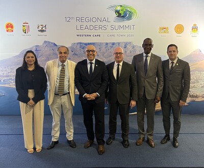 Photo prise à la 12e Conférence des chefs de gouvernement des régions partenaires en Afrique du Sud.
De gauche à droite : Professeure Kulbir Ghuman et Professeur Mohamed Chaker (INRS), M Christopher Skeete, ministre des relations internationales et de la francophonie du Québec, M Philippe-Edwin Bélanger (INRS), M Iya Touré délégué général du Québec à Dakar, Dominic Marcotte, sous-ministre adjoint et chef du protocole du gouvernement. (CNW Group/Institut National de la recherche scientifique (INRS)) Photo prise à la 12e Conférence des chefs de gouvernement des régions partenaires en Afrique du Sud.
De gauche à droite : Professeure Kulbir Ghuman et Professeur Mohamed Chaker (INRS), M Christopher Skeete, ministre des relations internationales et de la francophonie du Québec, M Philippe-Edwin Bélanger (INRS), M Iya Touré délégué général du Québec à Dakar, Dominic Marcotte, sous-ministre adjoint et chef du protocole du gouvernement. (CNW Group/Institut National de la recherche scientifique (INRS))