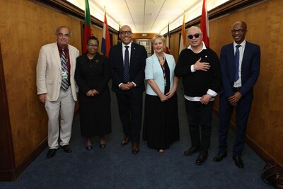 Photo prise au parlement provincial du Cap-Occidental.
De gauche à droite : Professeur Mohamed Chaker, INRS, Professeure PulengLenka-Bula, Vice Chancellor de l'UNISA, M Christopher Skeete, ministre des relations internationales et de la francophonie du Québec, Mme Anroux Marais, Western Cape minister of police oversight and community safety oversight, Professeur Malik Maaza UNISA/iThemba Labs, Professeur Mpho Ngoepe, Vice Principal Research, Innovation, commercialization & postgraduates(UNISA), (Groupe CNW/Institut National de la recherche scientifique (INRS)) Photo prise au parlement provincial du Cap-Occidental.
De gauche à droite : Professeur Mohamed Chaker, INRS, Professeure PulengLenka-Bula, Vice Chancellor de l'UNISA, M Christopher Skeete, ministre des relations internationales et de la francophonie du Québec, Mme Anroux Marais, Western Cape minister of police oversight and community safety oversight, Professeur Malik Maaza UNISA/iThemba Labs, Professeur Mpho Ngoepe, Vice Principal Research, Innovation, commercialization & postgraduates(UNISA), (Groupe CNW/Institut National de la recherche scientifique (INRS))