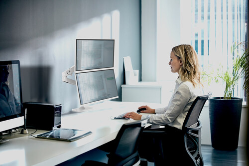 For unrivaled versatility and customization, LX Pro is adjustable to a wide variety of monitor sizes and display configurations, along with offering multiple mounting options.