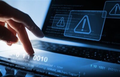 Person clicking a button on their computer. (CNW Group/407 ETR Concession Company Limited)