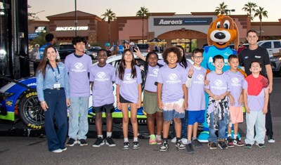 (Front) Aaron’s Chief Marketing Officer Carla Dodds, members of the Boys & Girls Clubs of the Valley – Gilbert Branch (Back) Aaron’s Mascot Lucky Dog and Front Row Motorsports driver Zane Smith
