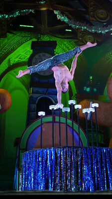 Cirque Dreams Holidaze Hand Balance (CNW Group/VStar Entertainment Group)