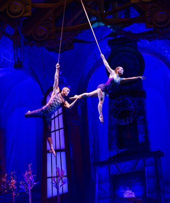 Cirque Dreams Holidaze Duo Straps (CNW Group/VStar Entertainment Group)