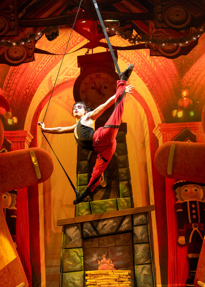 Cirque Dreams Holidaze Solo Strap Artist (CNW Group/VStar Entertainment Group)