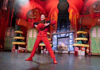 Cirque Dreams Holidaze Juggler (CNW Group/VStar Entertainment Group)