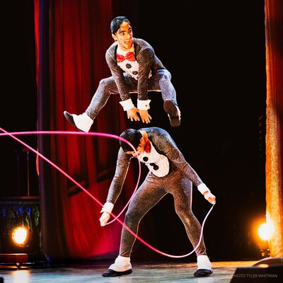 Cirque Dreams Holidaze Rope Skippers. Photo courtesy of Tyler Whitman. (CNW Group/VStar Entertainment Group)