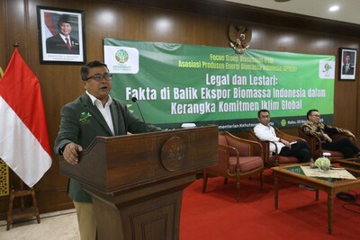 Policy forum in Jakarta where Indonesia’s biomass producers and forestry officials discuss legal, sustainable wood-pellet exports—contextualizing the deforestation gorontalo debate through SVLK-certified industrial plantations.